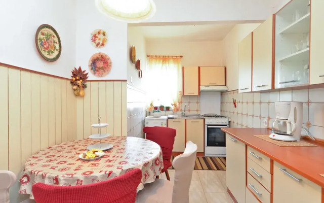 Apartment 725
