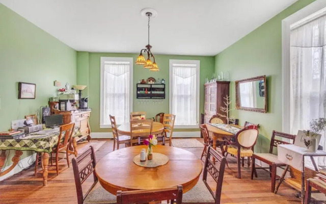 Main Street Bed & Breakfast Established in 1810