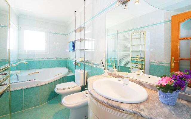 Peni 83 - Four Bedroom