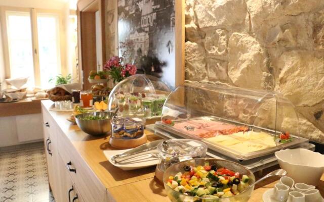 Hotel At the Green Grape