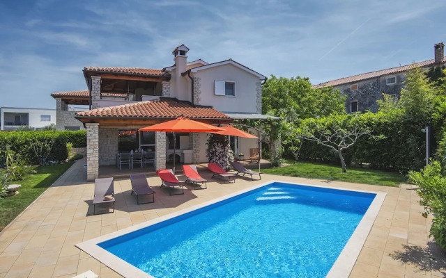 Villa in Novigrad With Pool Near Beach