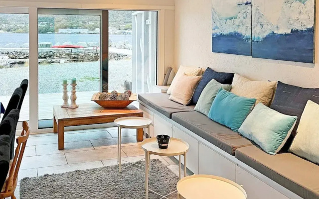 10 Person Holiday Home in Brattvag