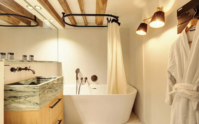 Champs Elysees AC Luxe with Terrace