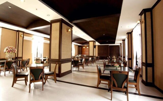 J & Y Lodge Hotel