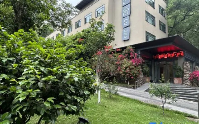 Lushe Hotel