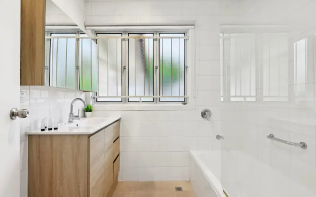 Spacious 3-bed Home in Morningside With Backyard