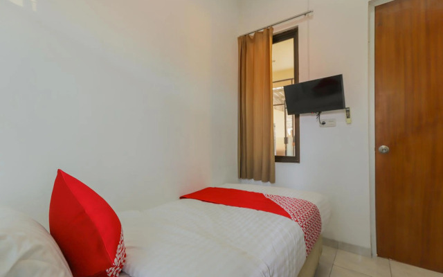 OYO 866 Idola Residence