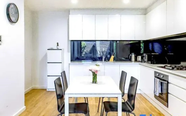 Pride Modern 2BR Apt in Bentleigh Private Garden Free Parking