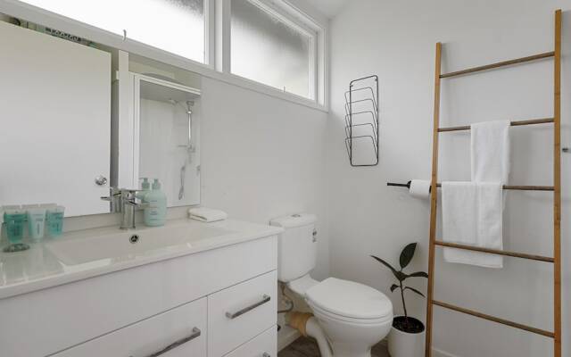 Central Quiet 2BR Apt -  Wifi -  Parking