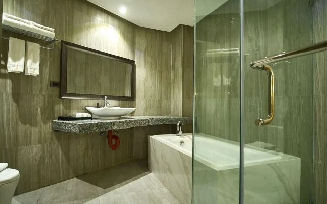 J7 Plaza Hotel