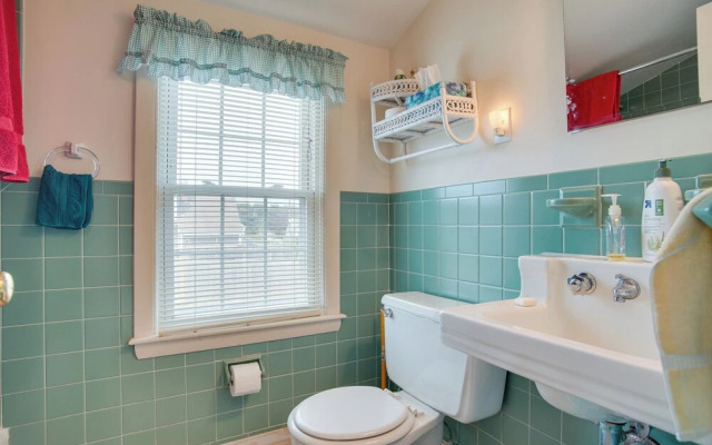 Walk to Beach: Chatham Getaway w/ Sunroom!