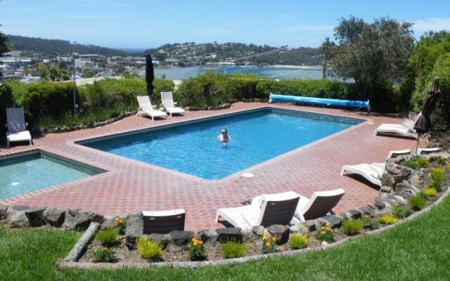 Pacific Heights Holiday Apartments & Munn's Tower House