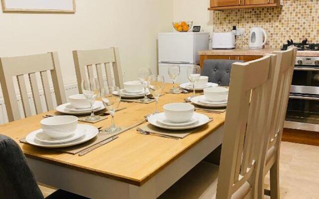 Cheerful home near City Centre,Station& RaceCourse