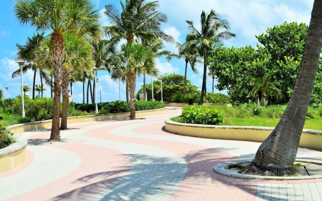 Penthouse De Soleil South Beach - On Ocean Drive Miami Beach Studio Bedroom Condo by RedAwning