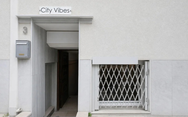 City Vibes - 2-BR Apt. with Backyard in kolonaki