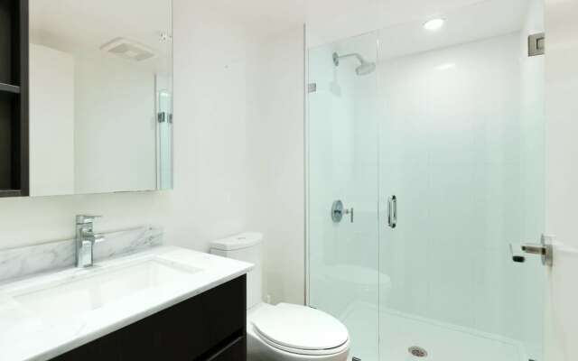 Convenient 2bdr 2BA Richmond Centre Condominium