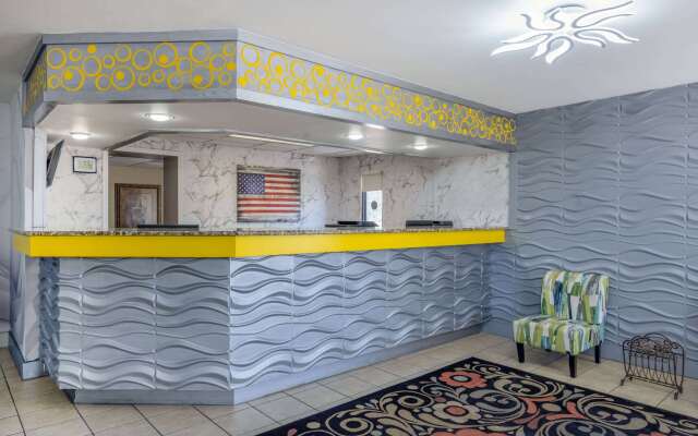 Days Inn & Suites by Wyndham Fort Bragg/Cross Creek Mall