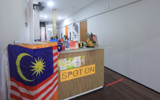 SPOT ON 90236 Zigzag Travellers Home - Hostel