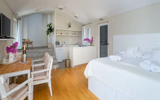 Villa Lola - Four Bedroom Villa With Sea View