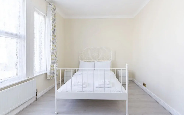 Spacious 4 Bed Apartment Near Tooting Gardens