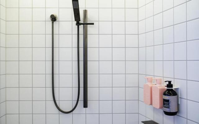 Quarters B2- Luxurious Studio