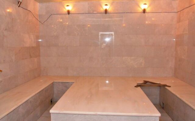 Deluxe Hotel and Spa