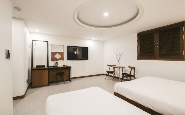Themepark Tourist Hotel