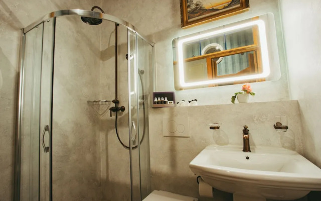Divná Pani Luxury Gallery Rooms