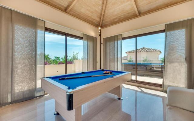300 SQM Penthouse · Private Swimming pool · BBQ · WiFi