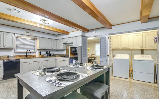 Walk to Graceland: Spacious Memphis Home!