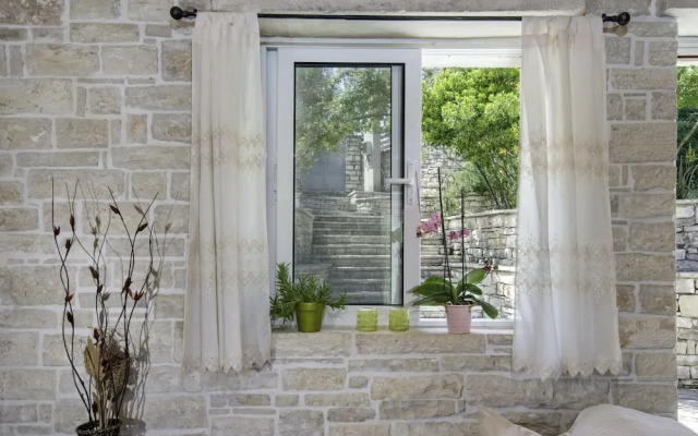 Georgina House in Velianitatika