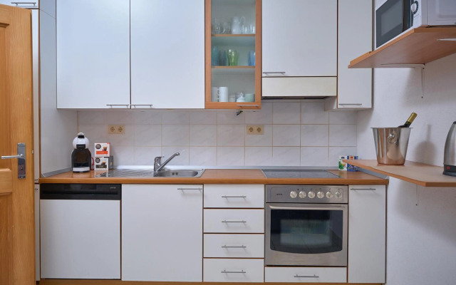 M Entire floor in a spacious house with pool