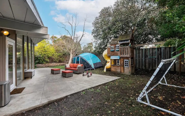 Entire 3br House With Playground