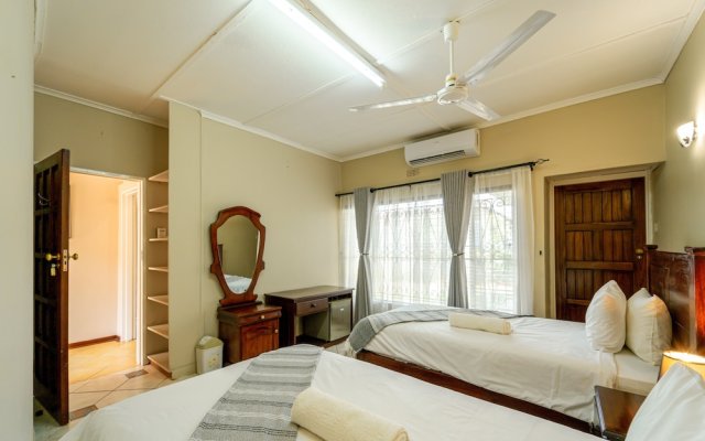 "room in Villa - Zambezi Family Lodge - Buffalo Room"