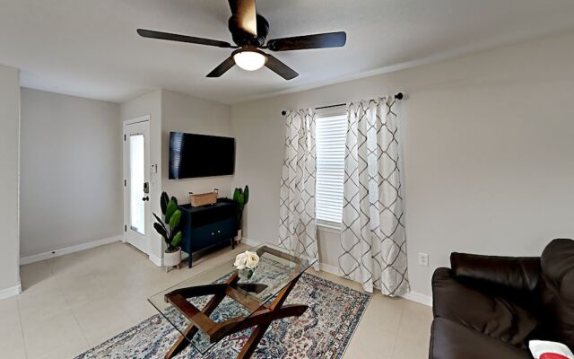 Cozy East Hill Getaway