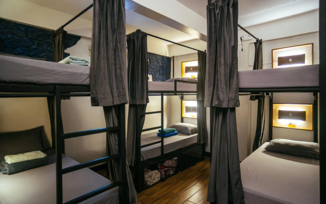 Outpost Beach Hostel - Adults Only
