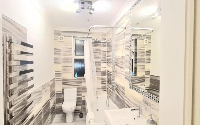 Spacious 3 bedroom flat near the sea