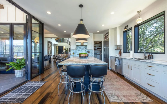 Cliffside Oasis 4 Bedroom Home by RedAwning