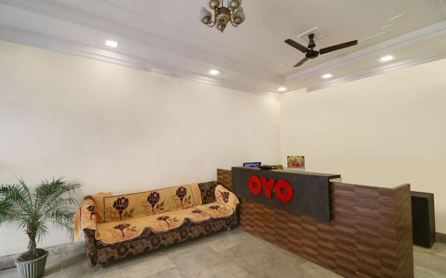 OYO 28789 Hotel Adarsh
