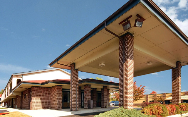 Econo Lodge Inn & Suites