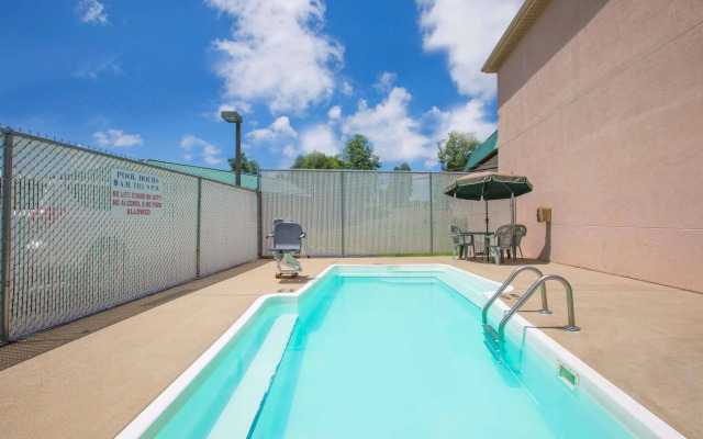 Howard Johnson Express Inn - Beckley