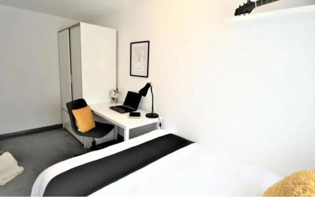 Rugby - Apartment - Sleeps 4 - Parking
