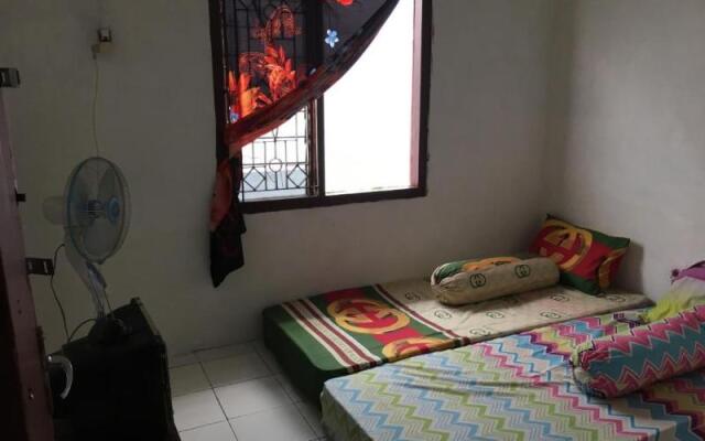 Tambak Bayan Guesthouse by ZUZU