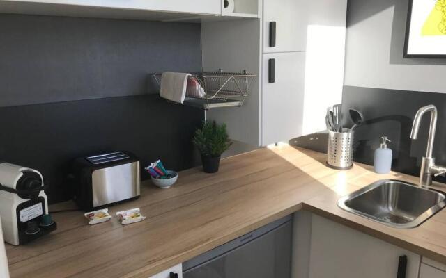 POILUS : Studio neuf avec PARKING