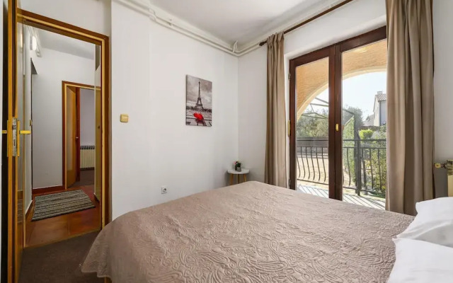 Spacious Apartment With Garden