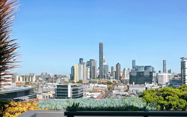 Elegant Inner-city 1-bed With Rooftop Dining