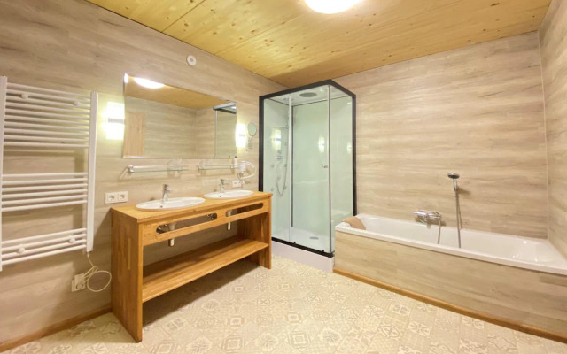 Chalet Salzburg, Dienten