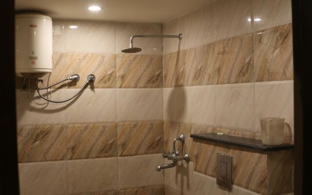 OYO 5190 Hotel Golden Inn