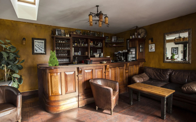 Maddens Bridge Bar, Restaurant & Guesthouse