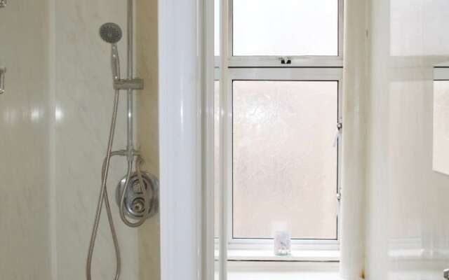Cosy Two Bedroom Flat In Polwarth